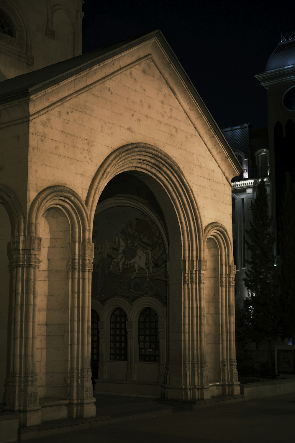 une vieille église avec une tour de l’horloge en arrière-plan