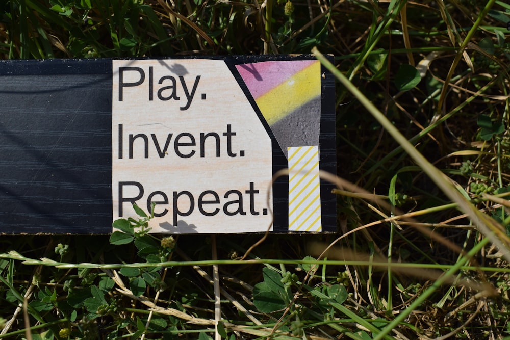 a sign that says play, inventt, repeat