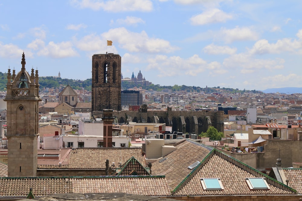 Blick auf eine Stadt mit einem Uhrturm