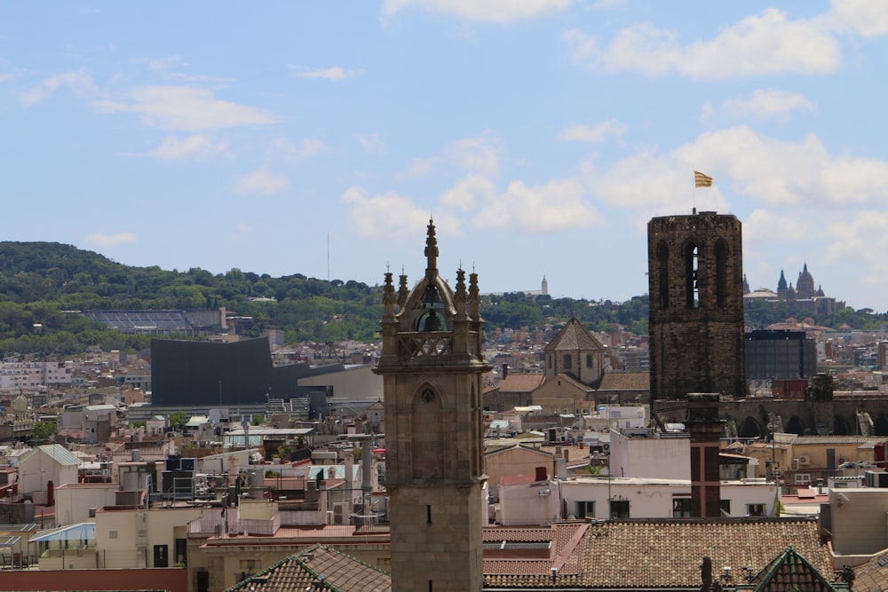 Una vista de una ciudad con una torre del reloj