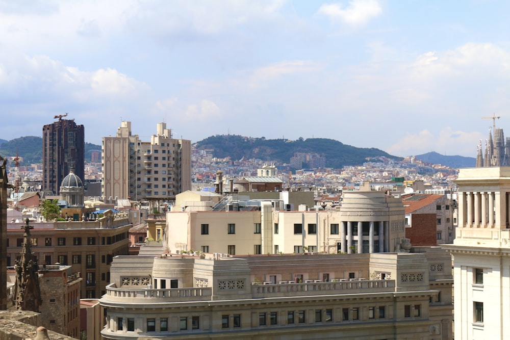 Una vista de una ciudad con edificios y montañas al fondo