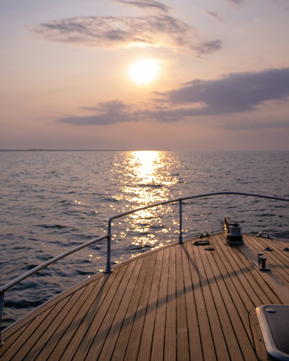 Die Sonne geht auf einem Boot über dem Wasser unter