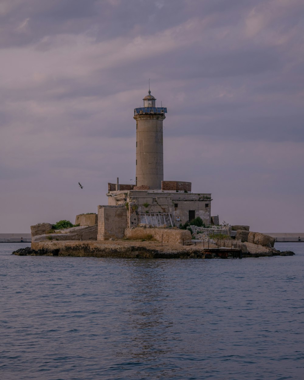 Ein Leuchtturm, der auf einer kleinen Insel sitzt