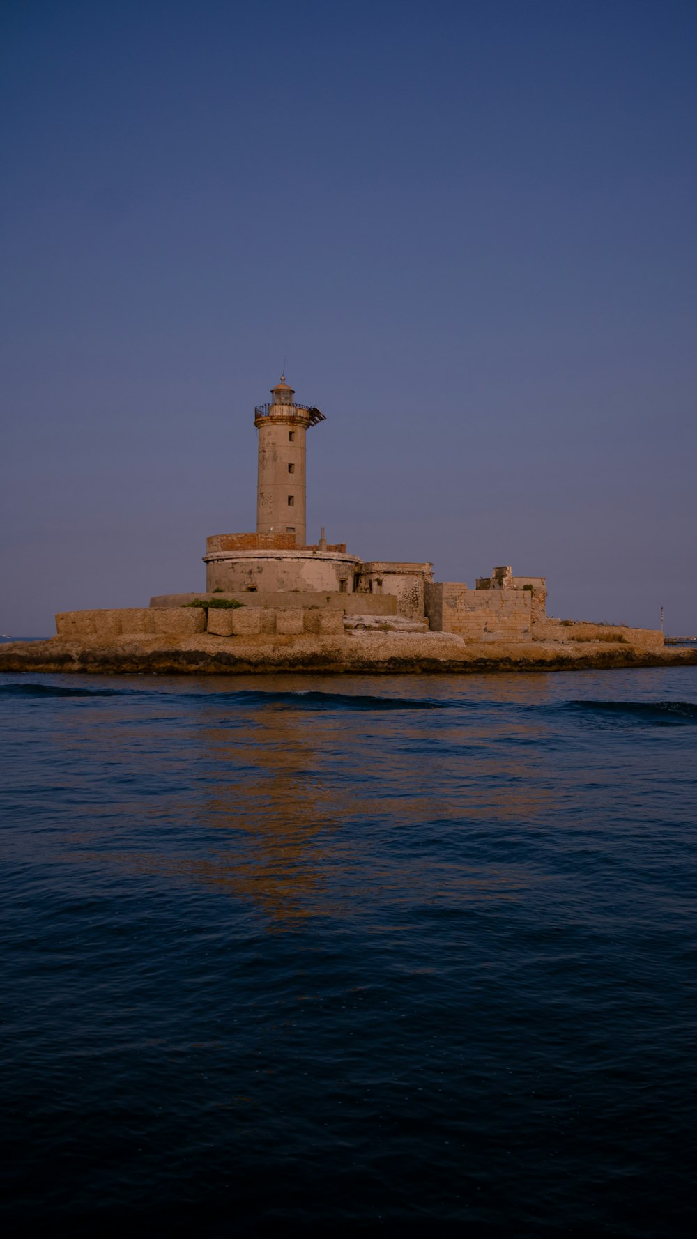 Ein kleiner Leuchtturm, der auf einer kleinen Insel sitzt