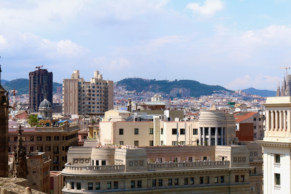 Blick auf eine Stadt mit Gebäuden und Bergen im Hintergrund