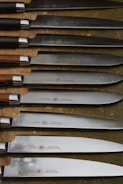 a bunch of knives that are on a table