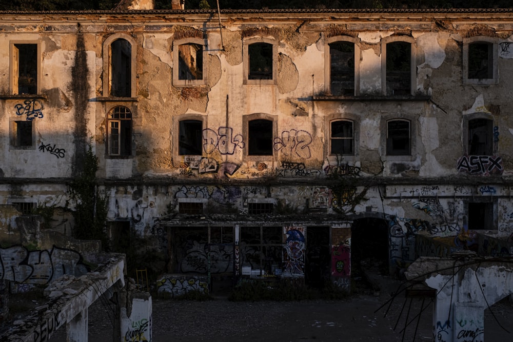 a run down building with graffiti all over it