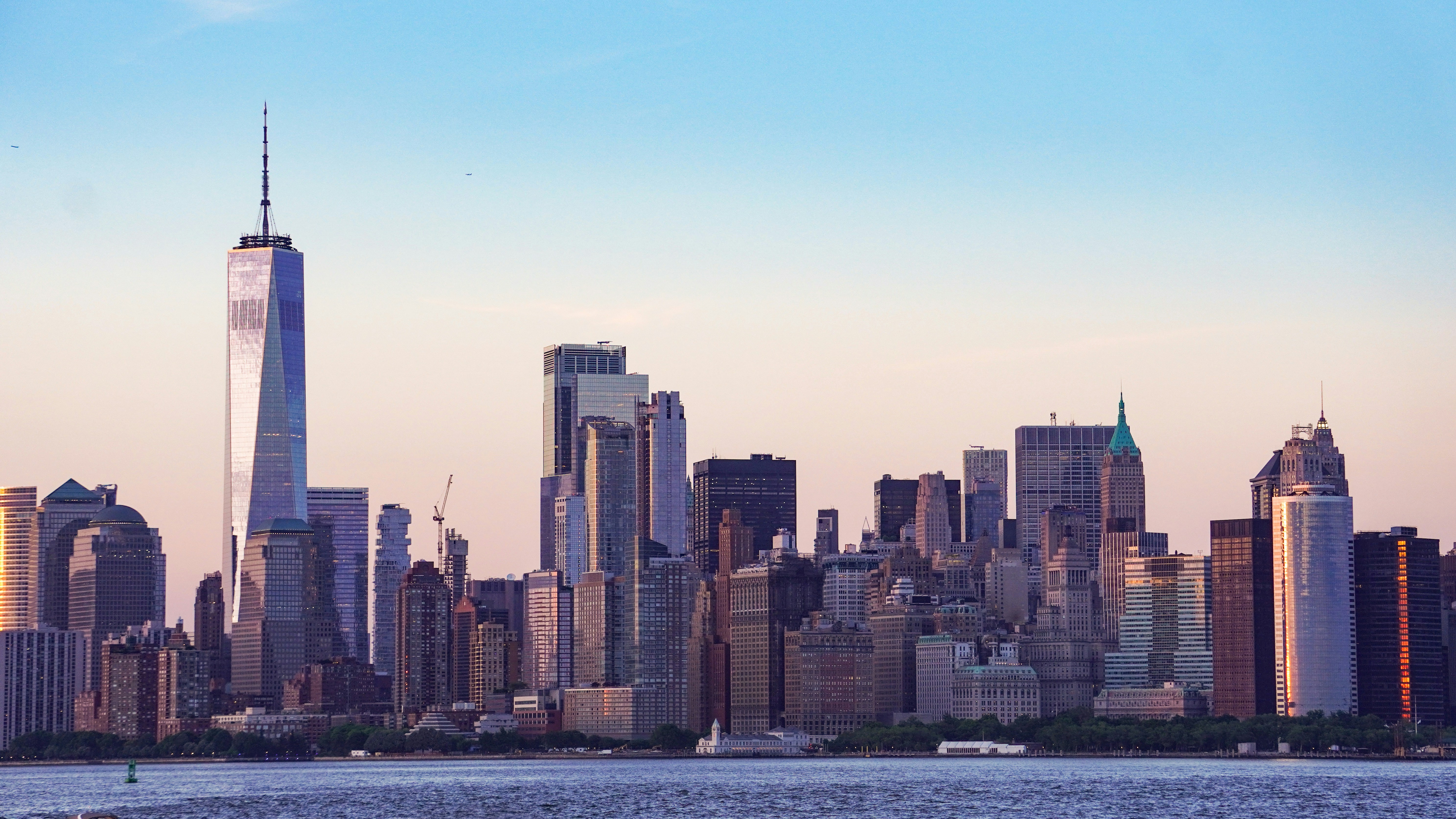 Lower Manhattan con el rascacielos del One World Trade Center a la izquierda [Foto: Koushalya Karthikeyan/Unsplash]