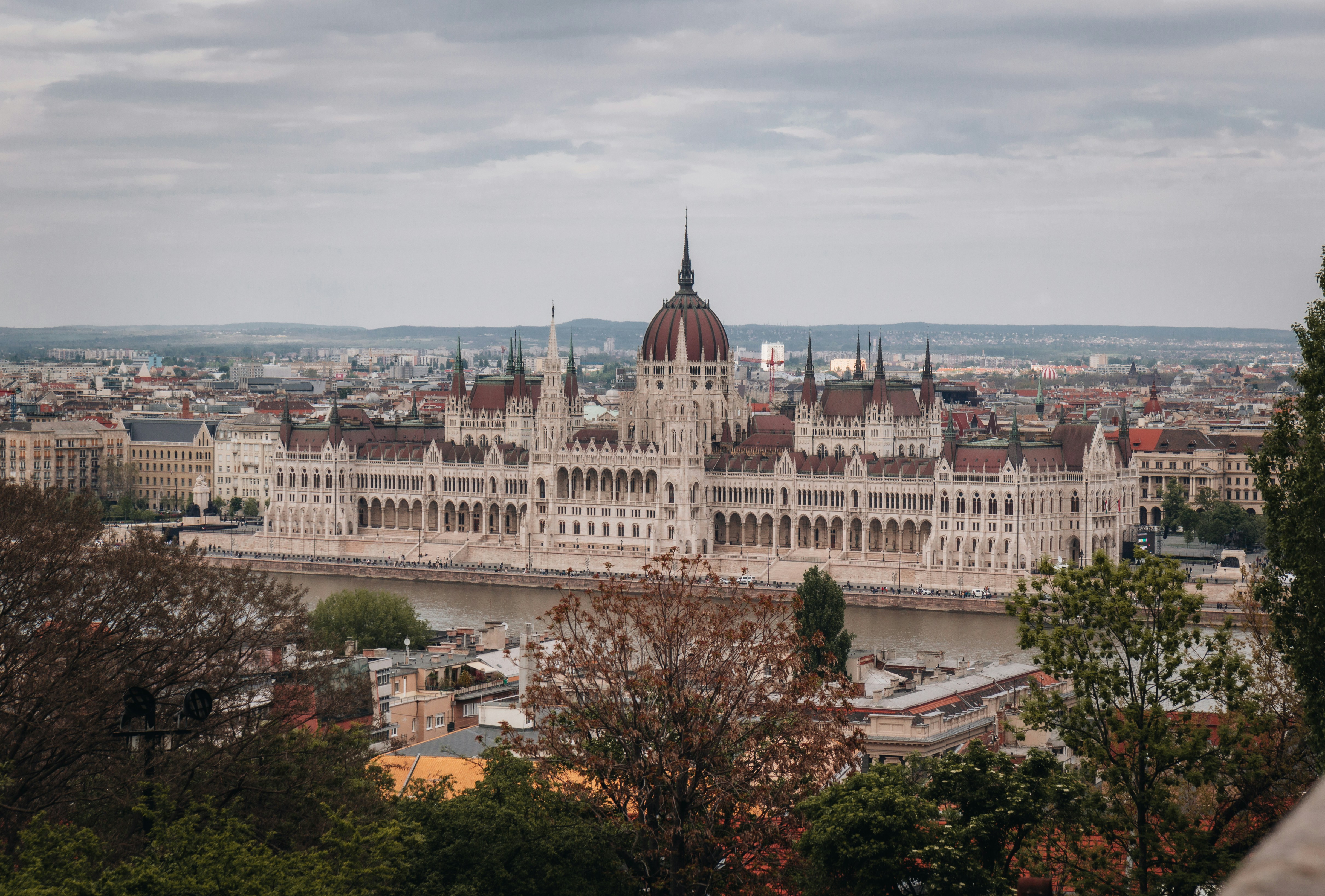 una vista di una città con un grande edificio sullo sfondo