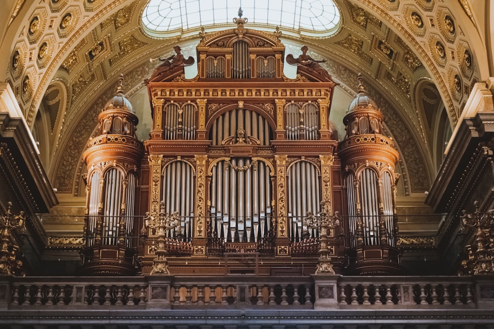 Un gran órgano de tubos en una iglesia con una claraboya