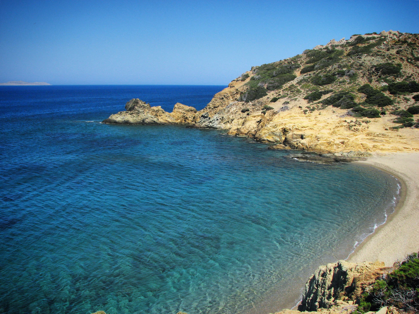 Klarer Strand an der Ostküste von Kreta nahe Vai