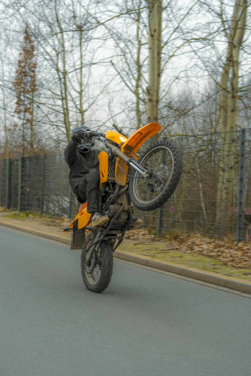 Una persona su una moto che fa un trucco in aria