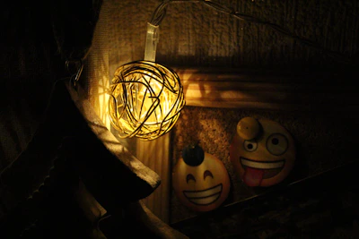 Two anonymous figures connected by glowing expression emojis showing mutual understanding.