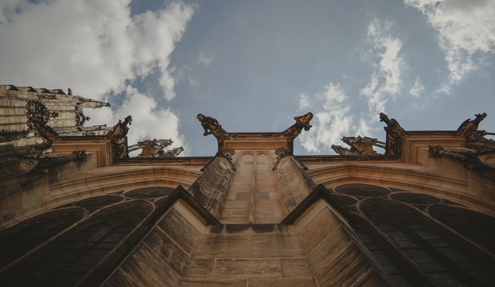 a very tall building with statues on the top of it