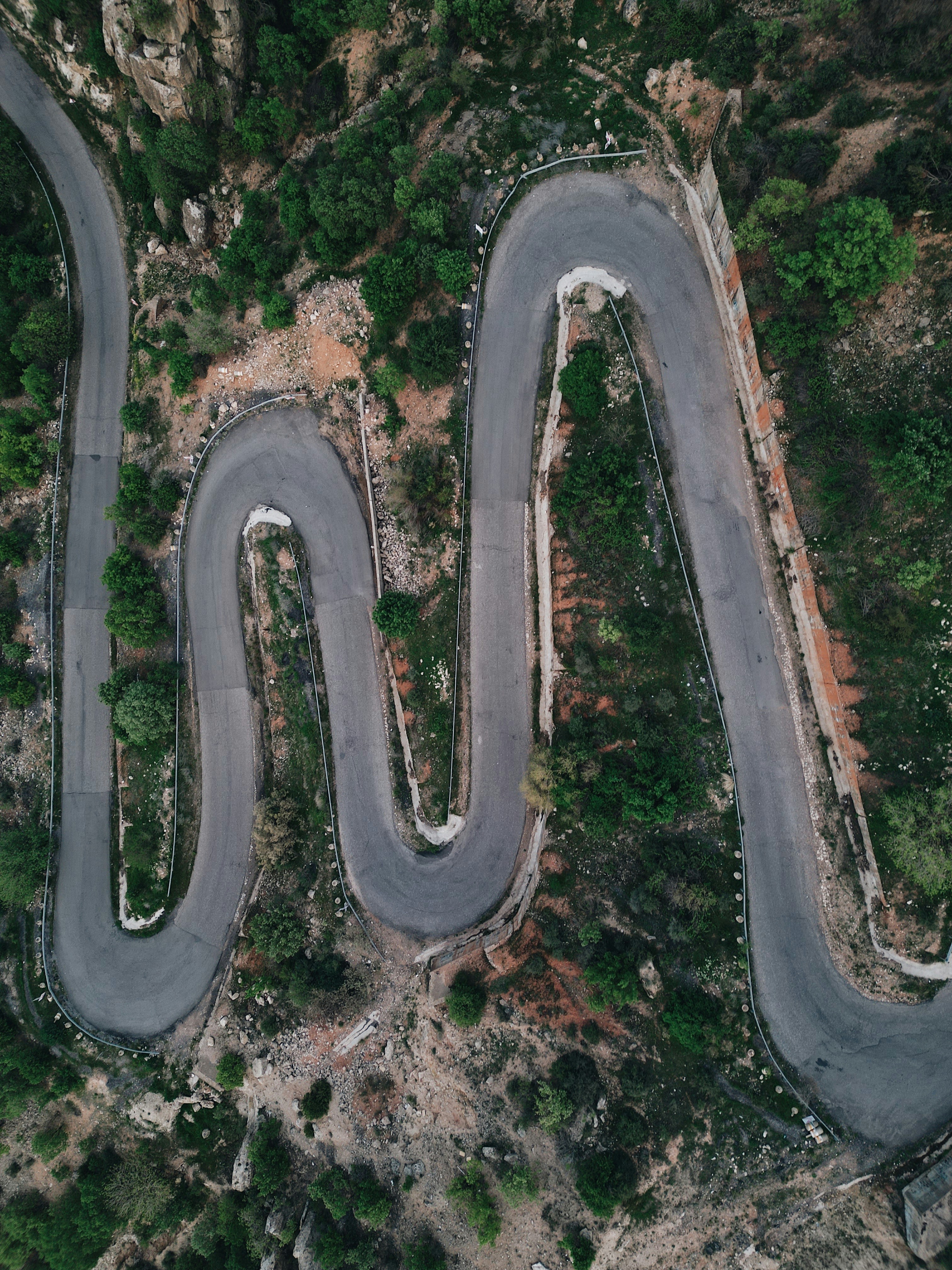 uma vista aérea de uma estrada sinuosa nas montanhas