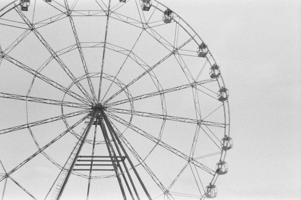 une grande roue posée au sommet d’un champ