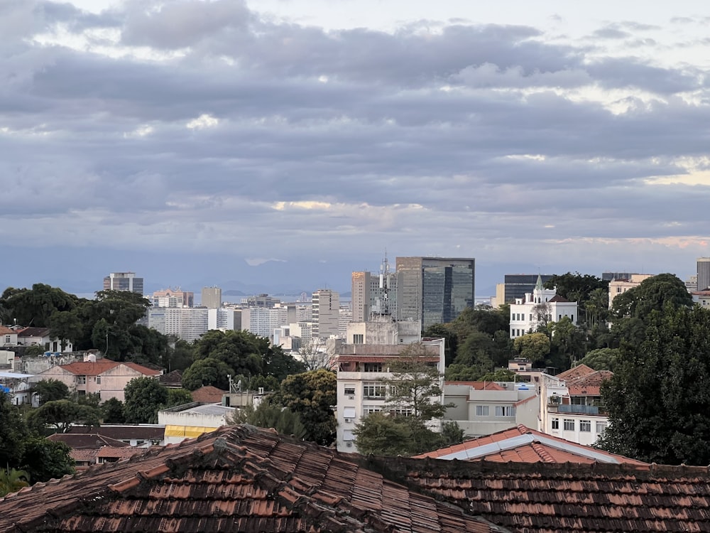 Blick auf eine Stadt mit hohen Gebäuden