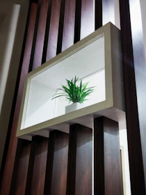 Polietileno planter with modern geometric design displayed on a wooden shelf