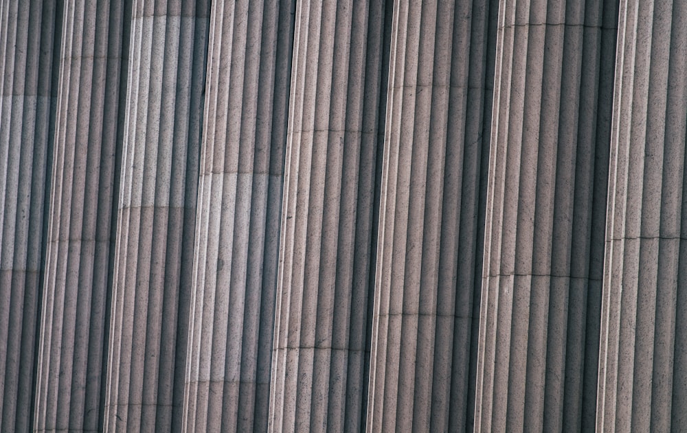 Une photo en noir et blanc d’un bâtiment avec des colonnes