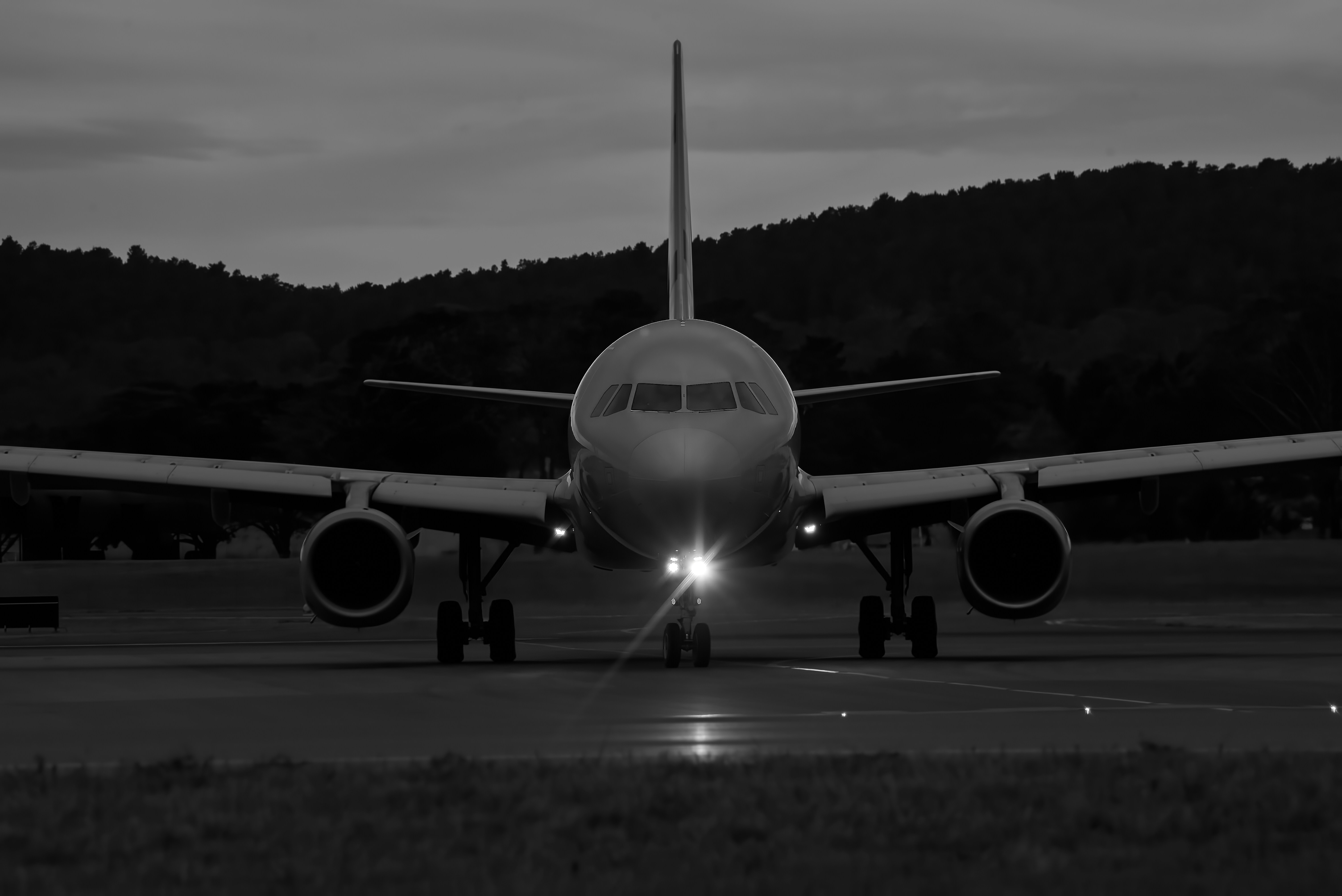 Airline Stocks Fall as FAA Flight Cuts Signal Shutdown Disruption