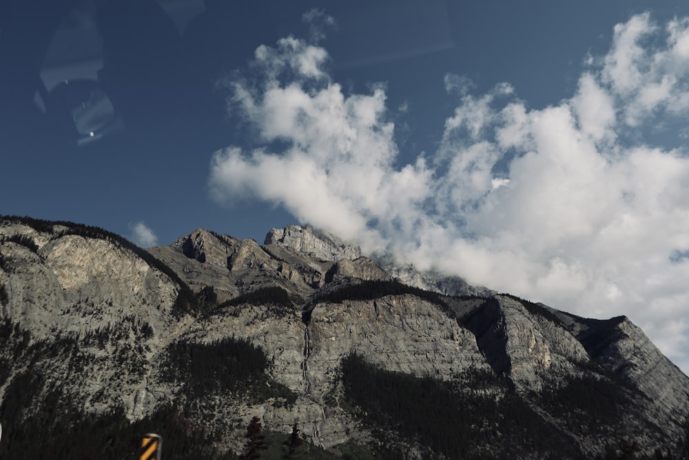 une vue d’une montagne avec des nuages dans le ciel