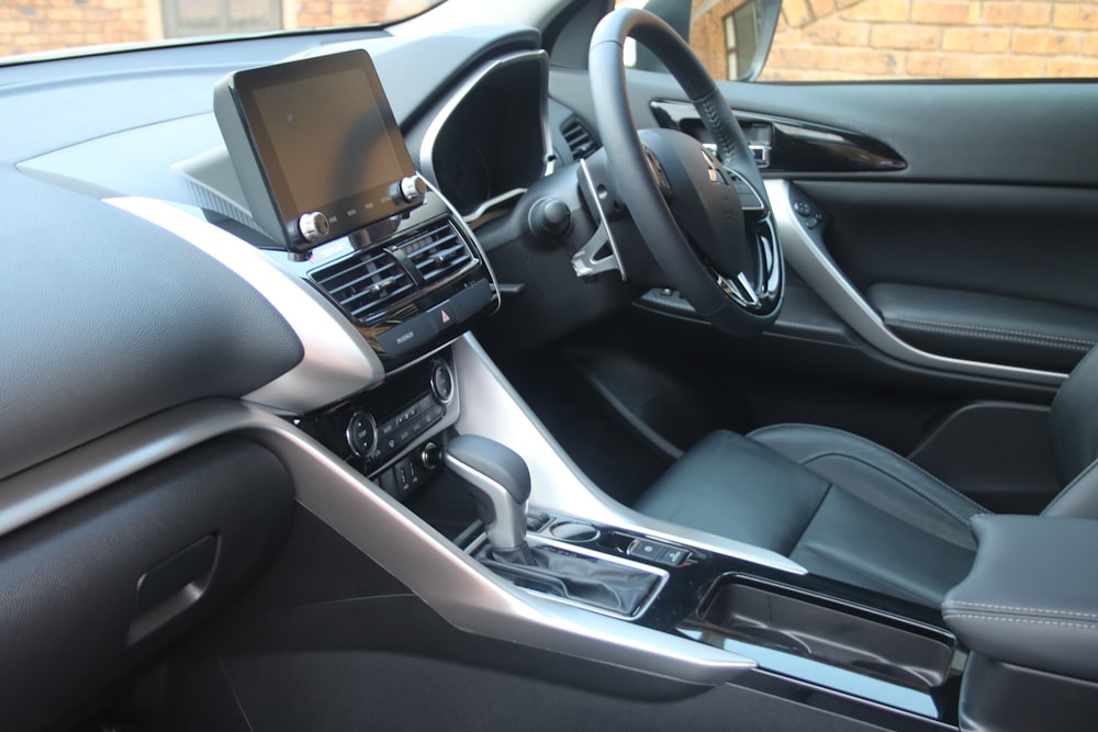 L'intérieur d'une voiture avec une tablette sur le tableau de bord photo –  Photo Véhicule Gratuite sur Unsplash