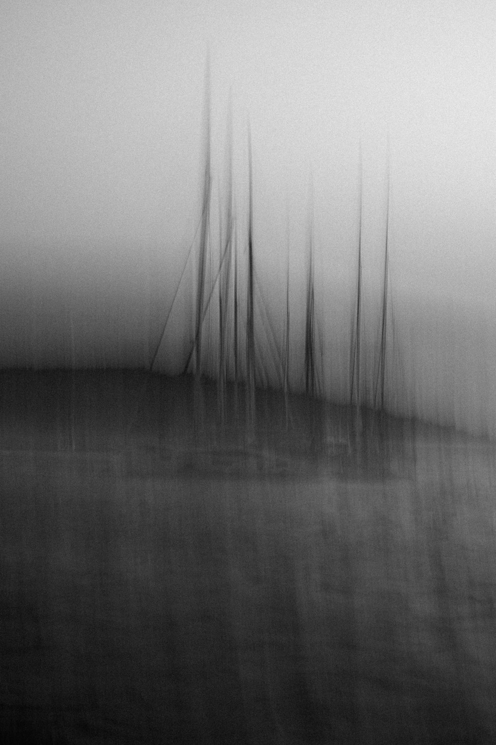 물 속의 보트의 흑백 사진