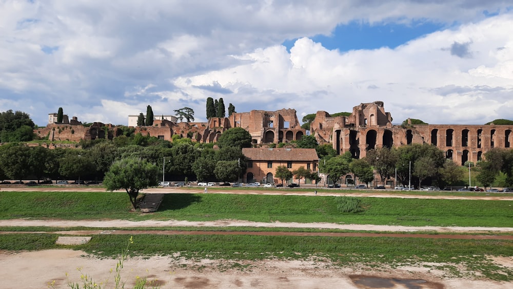 Un grande edificio seduto in cima a un campo verde lussureggiante