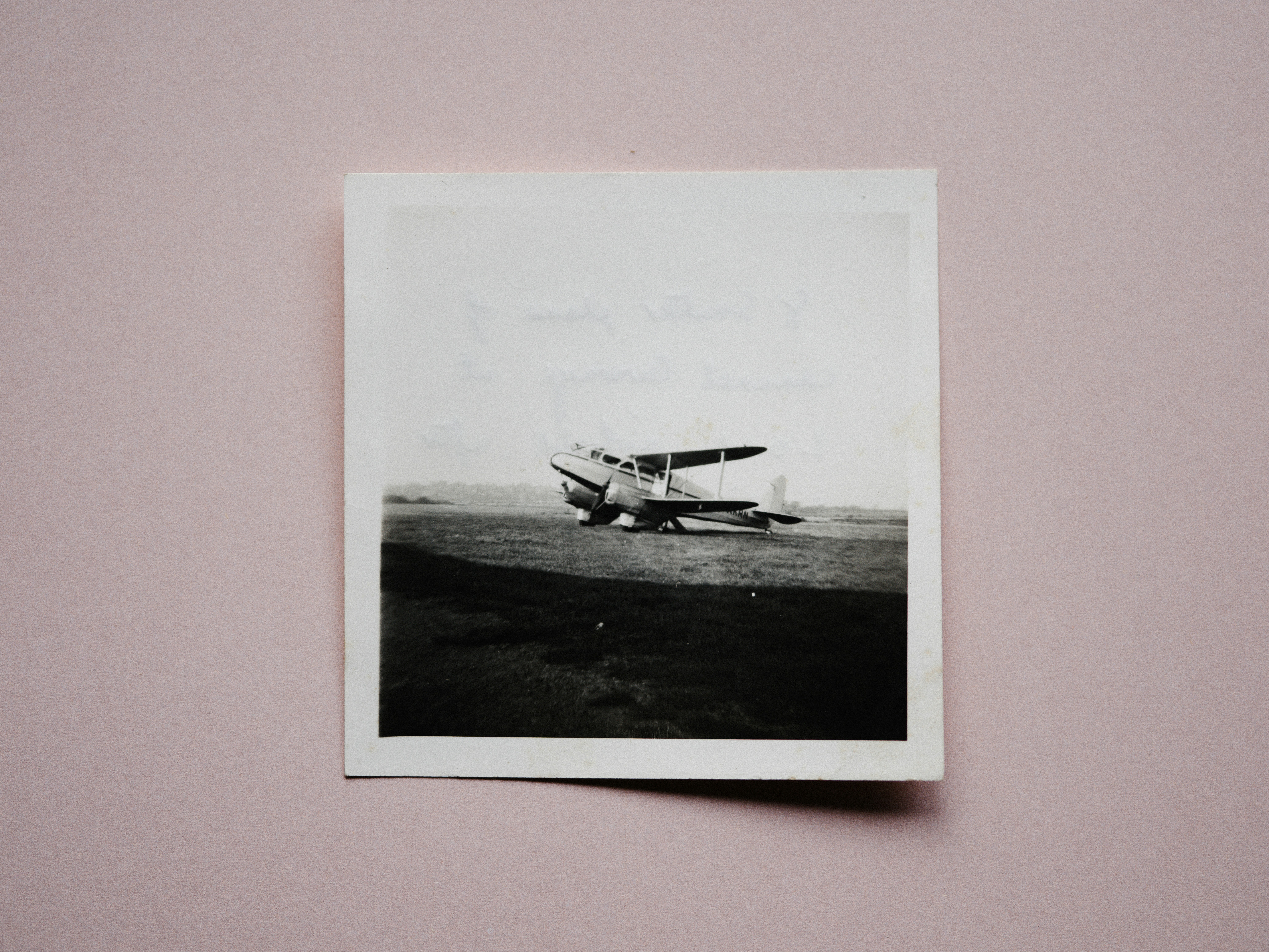 uma foto antiga de um avião decolando