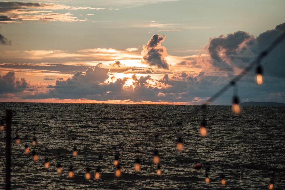 Die Sonne geht über dem Ozean mit Wolken unter