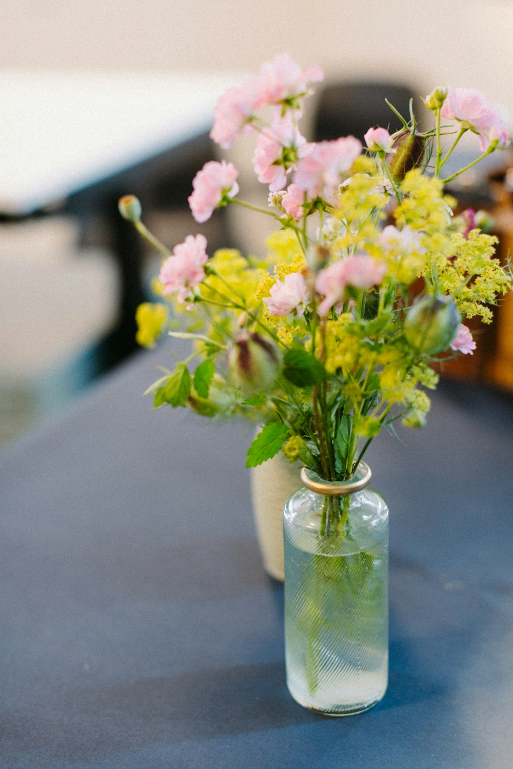 テーブルの上に花でいっぱいの花瓶