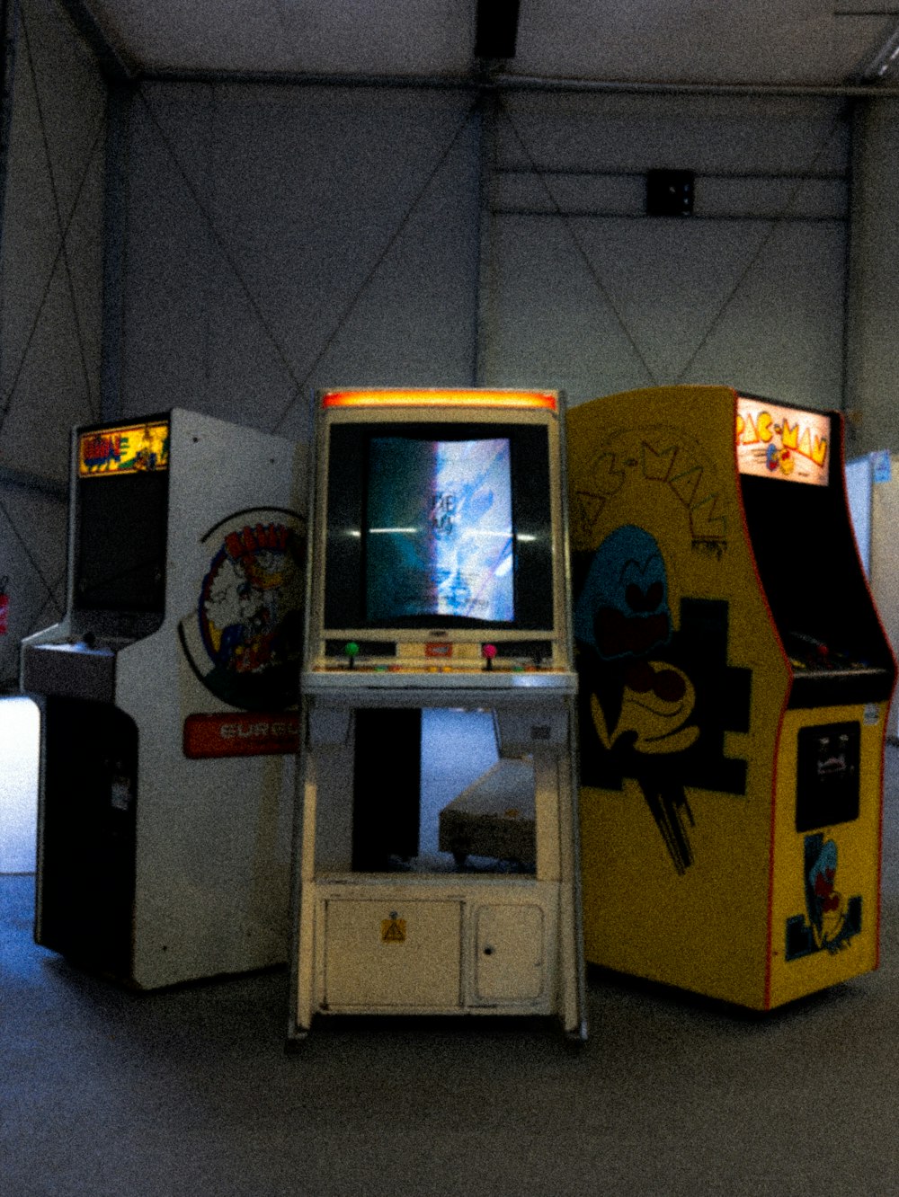 a group of arcade machines sitting next to each other