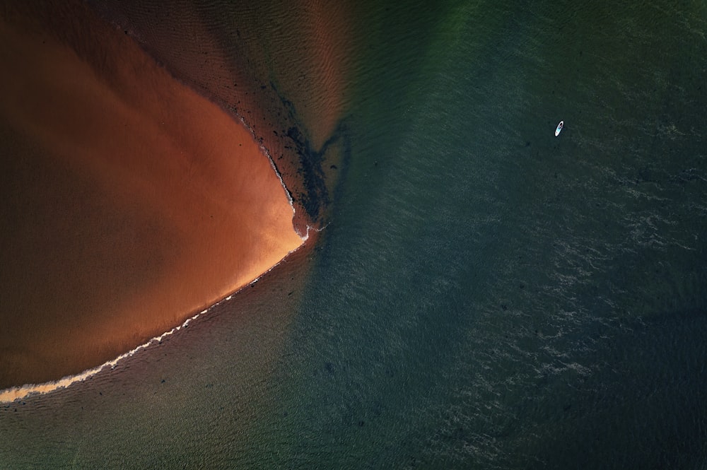 Una vista aérea de un cuerpo de agua