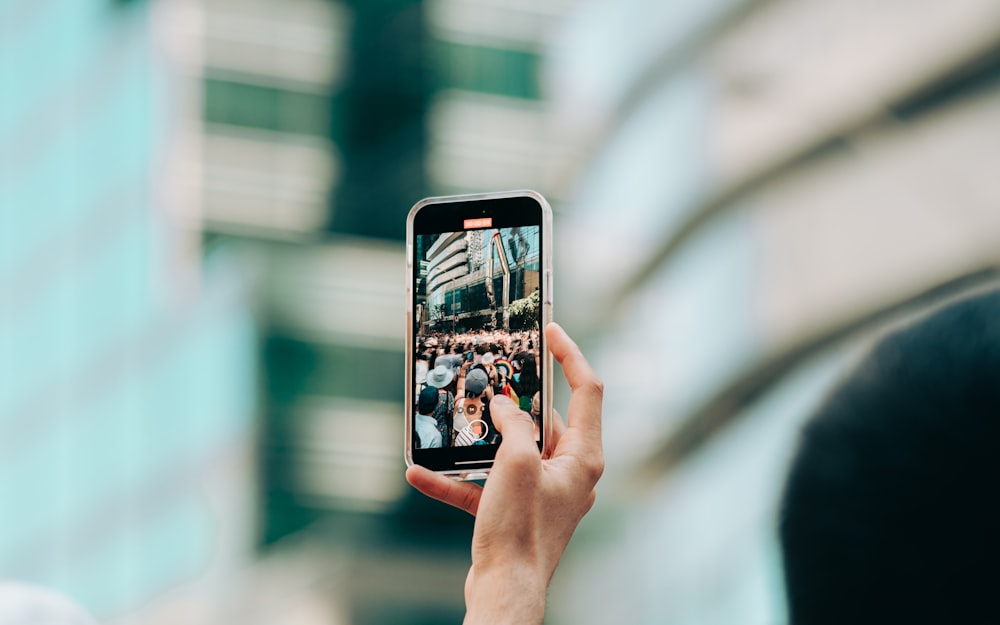 Una persona tomando una foto de un grupo de personas