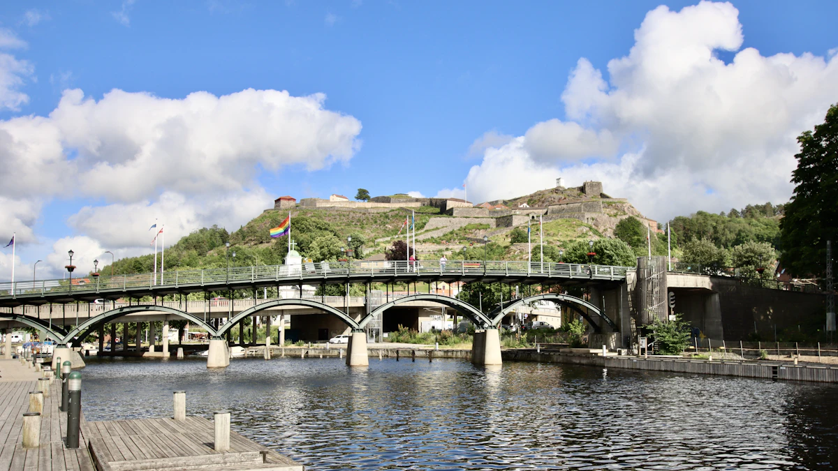 En bro over Tistedalselva i Halden, med festningsverket Fredriksten i bakgrunnen
