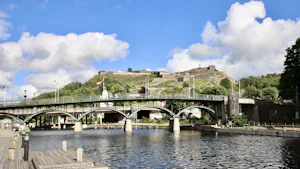 En bro over Tistedalselva i Halden, med festningsverket Fredriksten i bakgrunnen