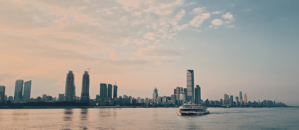 a boat is in the water in front of a city