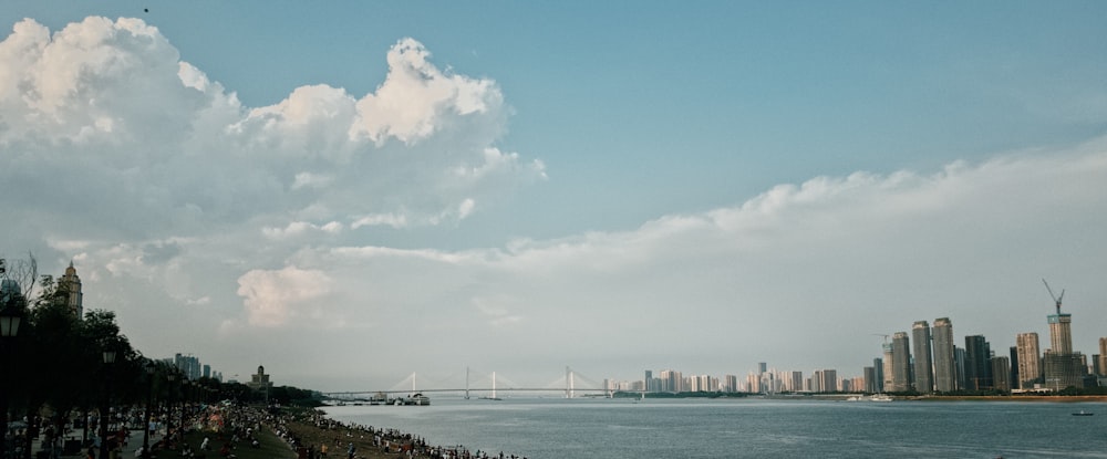 ein großes Gewässer mit einer Stadt im Hintergrund