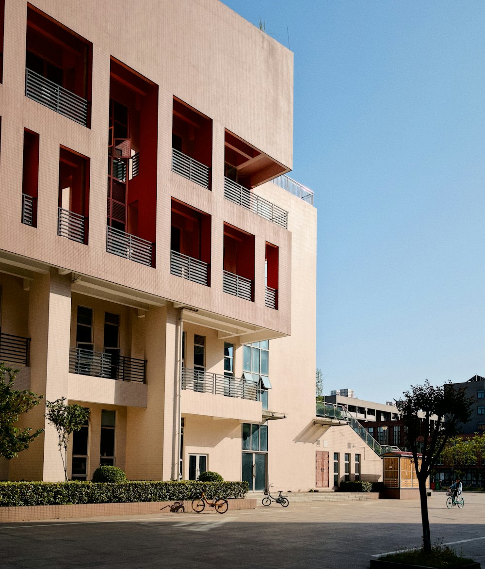 um edifício alto com varandas e varandas nas varandas