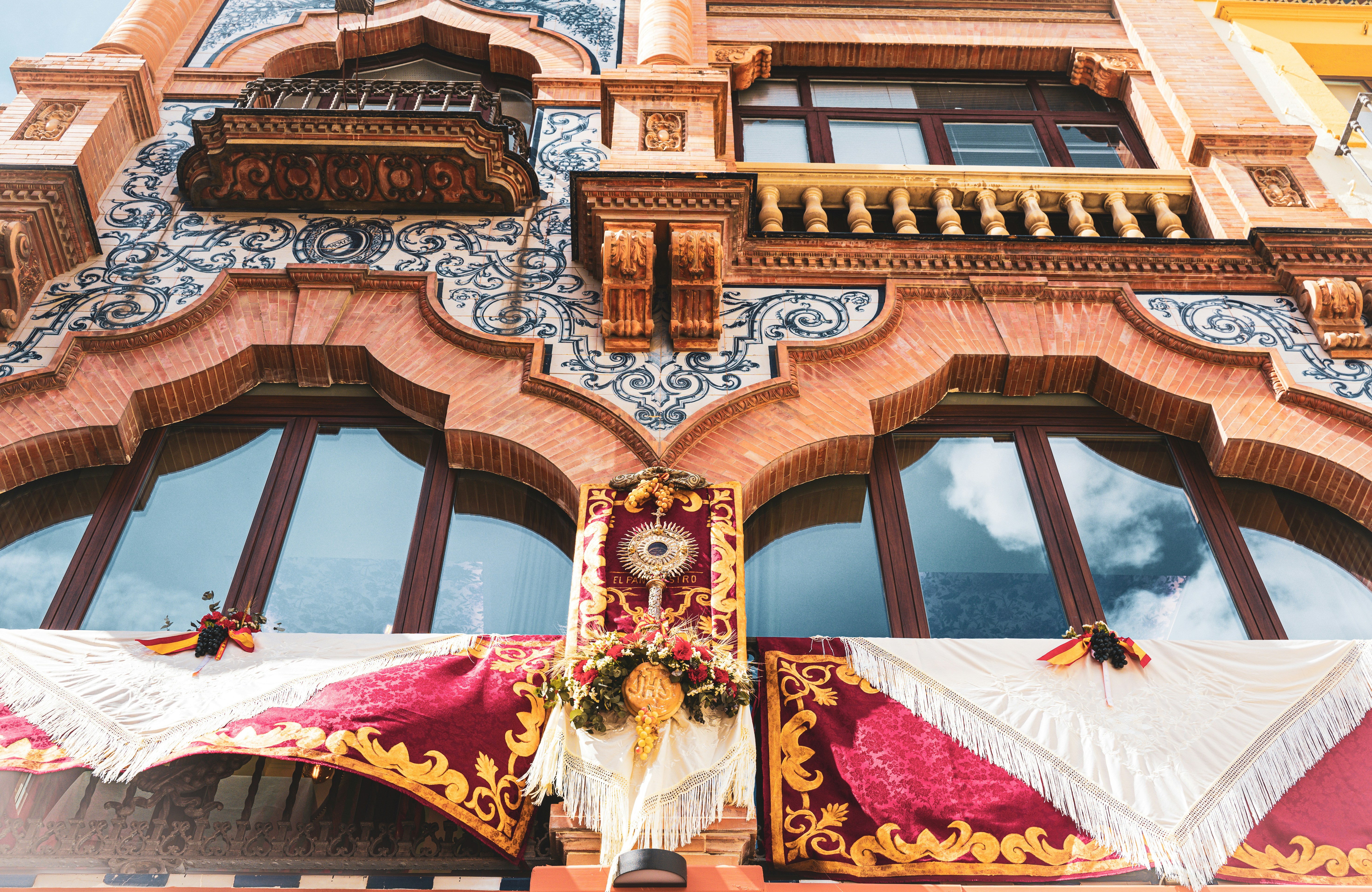 Un gran edificio con un reloj en la parte delantera