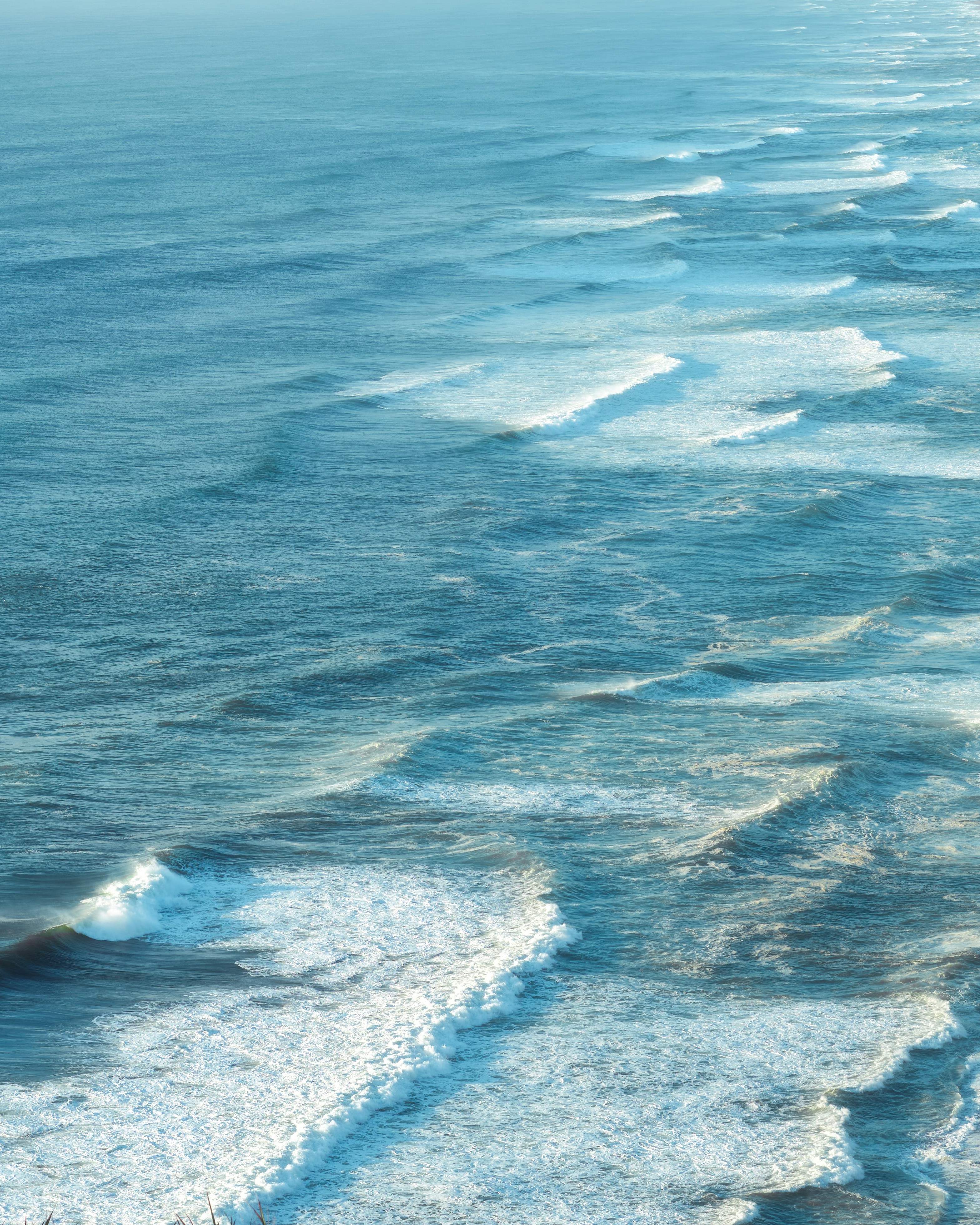 Una vista de un cuerpo de agua con olas entrando