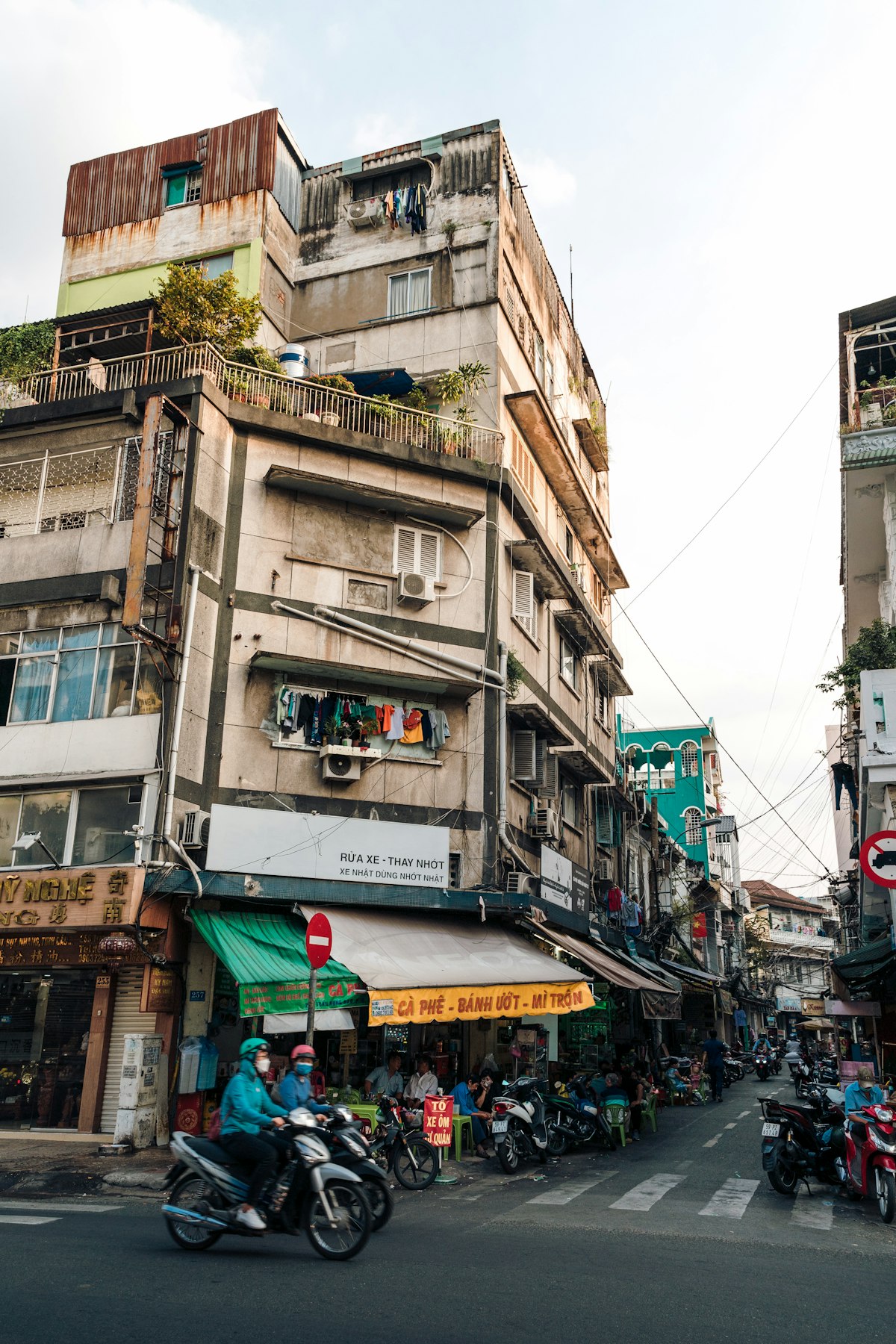 Chợ Lớn (Quận 5): khu phố người Hoa rộn ràng nhịp sống riêng với xe máy, cửa hiệu và hàng thế kỷ giao thương.
