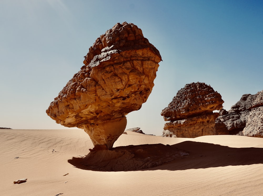 Une formation rocheuse au milieu d’un désert