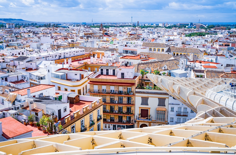 Una vista de una ciudad desde lo alto de un edificio