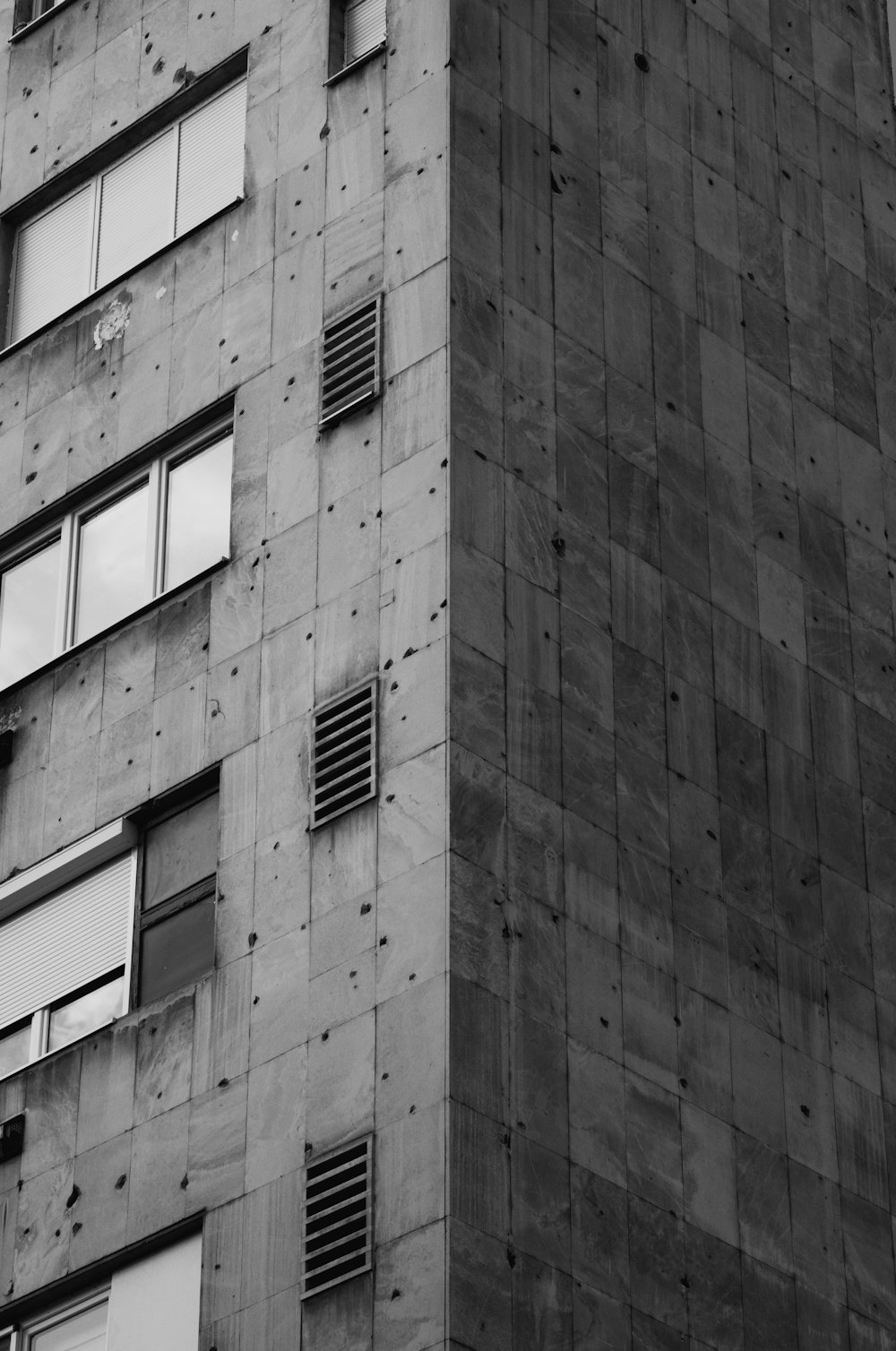 a black and white photo of a tall building