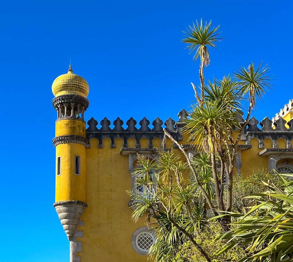 Un alto edificio amarillo con una torre amarilla