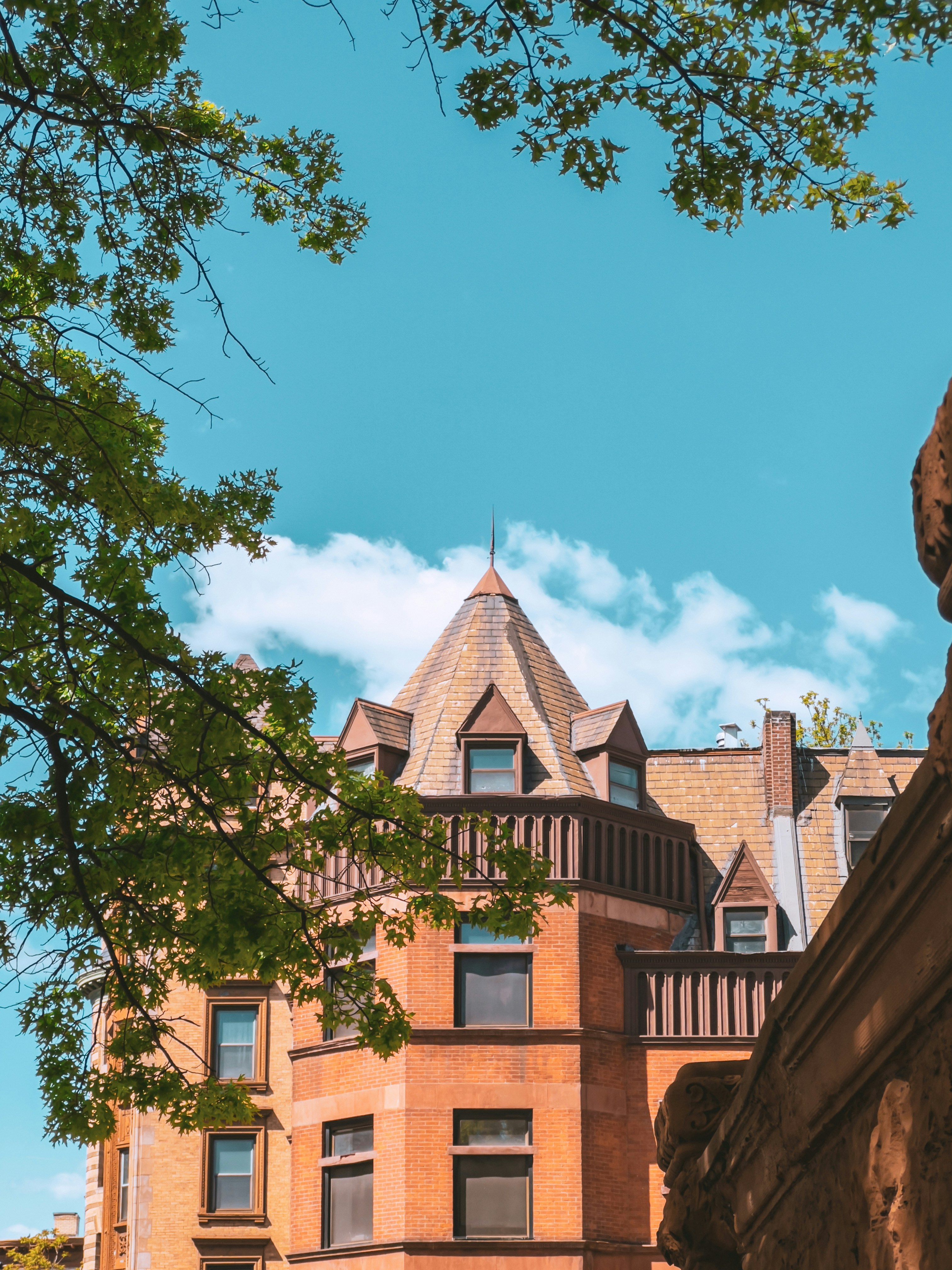 Un edificio alto con un reloj en la parte delantera