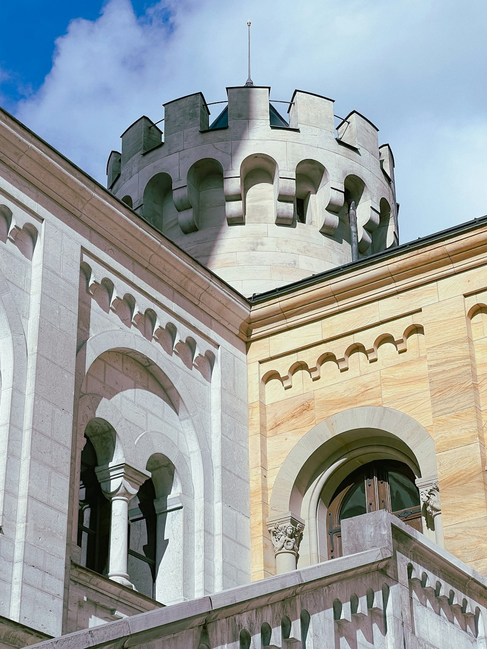 ein großes Gebäude mit einer Uhr auf der Spitze