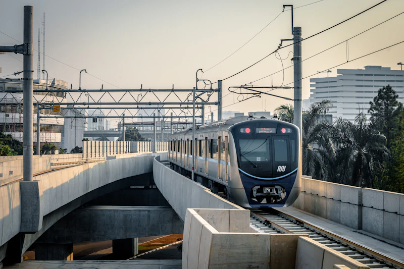 kereta MRT Jakarta melintas di jalur layang untuk wisata naik MRT Jakarta