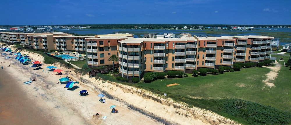 une vue aérienne d’une plage avec un hôtel en arrière-plan